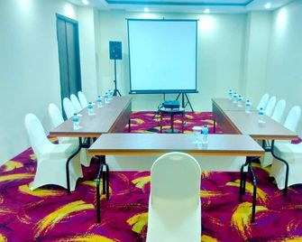 Travellers Hotel Phinisi - מקאסר - חדר ישיבות
