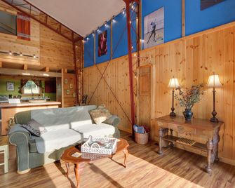 Secluded Berkeley Springs Home w/ Fire Pit + Deck! - Berkeley Springs - Living room