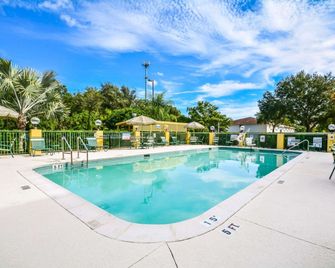 Comfort Suites Tampa - Brandon - טמפה - בריכה