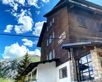 Hotel Tobazo - Canfranc - Building