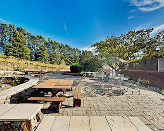 Mountain-view vineyard cottage with private hot tub, dining deck with grill - Sebastopol - Patio
