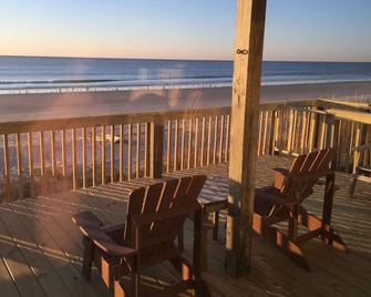 Amazing Grace - Pet Friendly and Right on the Beach! - North Topsail Beach - Balcón