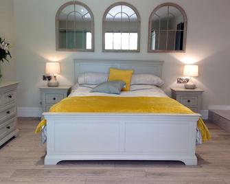 The Lily Pad Riverside Apartment - Abbot's Salford - Bedroom