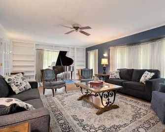 Gorgeous 5 bedroom Historic Home in Battle Creek - Battle Creek - Living room
