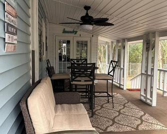 Charming 2-bedroom house in Monroeville with Wi-Fi and AC. - Монровілл - Балкон