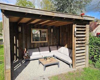 7 person House with garden, firepit, swimming lake, hammock, child friendly, in- and outside playground, slide, and great coffee - Slijk-Ewijk - Patio