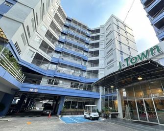 J Town serviced Apartments&hotel - Si Racha - Building