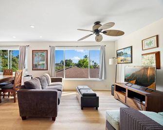 Hale Kahanalu Cozy Apartment Steps to Poipu Beach. AC, Free Parking & Wifi - Koloa - Living room