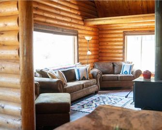 The Hideaway: Charming Log Cabin Near Hot Springs - Garden Valley - Sala de estar