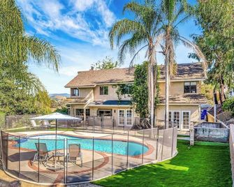 Spacious 4BR+2 bonus spaces + Pool + Spa + Land! - Agoura Hills - Pool