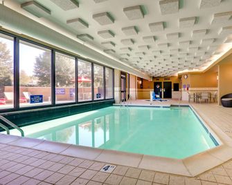 Drury Inn & Suites Charlotte University Place - Charlotte - Svømmebasseng