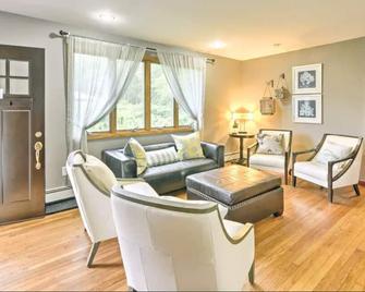 Spacious throughout with an outdoor deck and bbq. Great for entertaining. - Narragansett - Living room