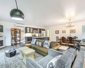 Waterfront Alder Lake Retreat Private Deck! - Mineral - Living room