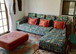 Modernised Salt Raker Home ideal for family of 3-5 - Balfour Town - Living room