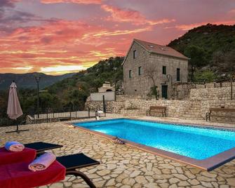 Lovely Home In Vrgorac With Wifi - Vrgorac - Piscina