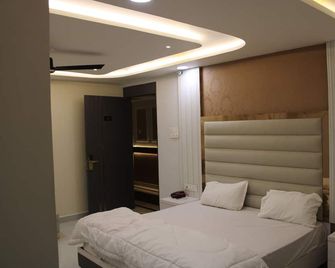 Hotel Gold Stone - Kanpur - Schlafzimmer