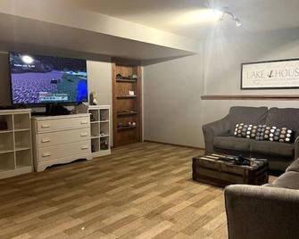 Spacious 3 bedroom home near the Barefoot Bar - Spirit Lake - Sala de estar