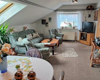 Mrs. Holle Land, vacation apartment in a very quiet and beautiful location. - Bad Sooden-Allendorf - Huiskamer