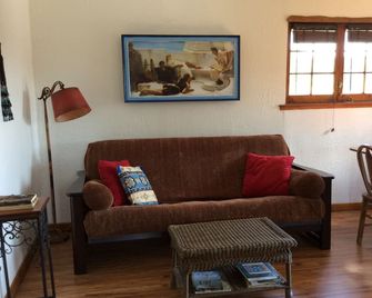 Rugged Cabin near RMNP with screened-in deck, forest and meadow views - Onanole - Sala de estar