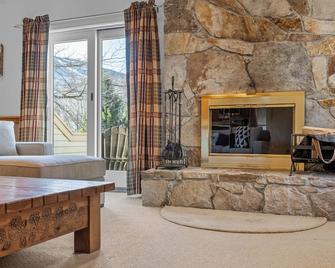 Stratton's Crown Point Mountain Views, Top Floor newlly furnished - Stratton - Living room