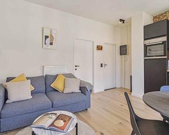 Fresh 1BR apartment @ Trendy south area + free parking - Antwerp - Living room