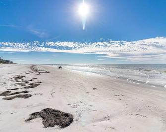 Sunshine Cozy Cottage - Indian Rocks Beach - Beach