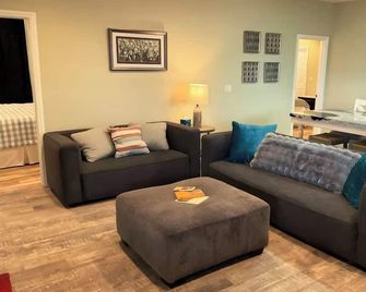 Updated near death valley, big outdoor area. - Amargosa Valley - Living room