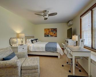 10% Off Flash Sale! Luxury Garden Suite: Soaker Tub, Backyard & Off St Parking! - Barrie - Bedroom