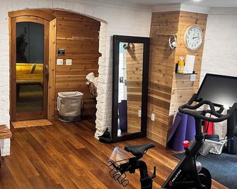 Romantic Second floor walk up Studio suite in central Marquette w sauna access - Marquette