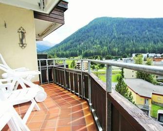 Vacation apartment w/south-west balcony, fireplace, pool & an underground garage - Davos - Balkon