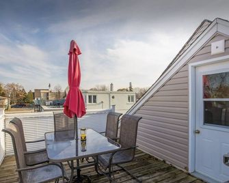 Unique spacious upper Condo Suite. Steps from waterfront - Sarnia - Balcony