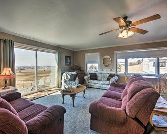 Scenic New Holland Hideaway: 13 Mi to Lancaster! - New Holland - Living room