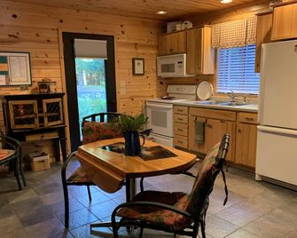 Cozy Lakeside Cabin w/ Boat and Firepit - Manitowish Waters - Dining room