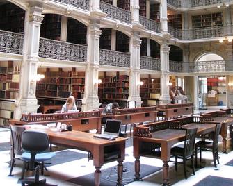 Spacious Central Condo Near Washington Monument & Hopkins Shuttle - 4 min walk - בולטימור - מסעדה