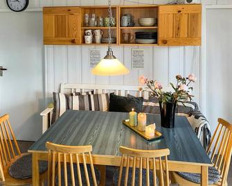 Nice home in østby with house a panoramic view - Østby - Comedor