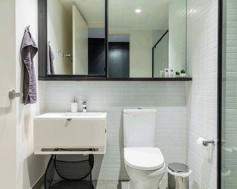 Modern 1 Bedroom in Tranquil Parklands - Melbourne