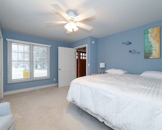 Tranquility Beach House - Beautiful cape cod style home just a short walk to Oak Street beach access - South Haven - Camera da letto
