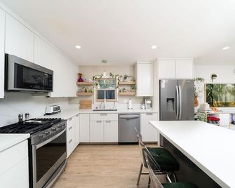 Modern Home - steps from downtown LB! - Long Beach - Kitchen