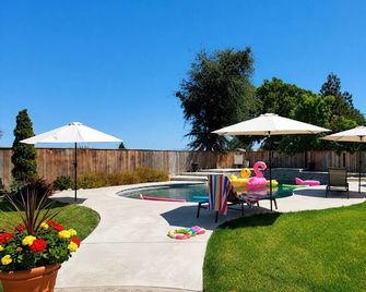New 4bd Oakdale Retreat, Pool, Ac, Sleeps 14, Newly Remodeled - Oakdale - Patio