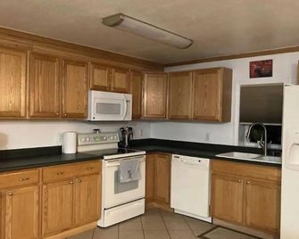 2 Bed/1Bath Triplex Log Cabin - Unit B - North Pole - Cocina