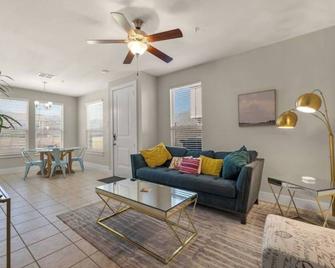 Dog-Friendly Retreat: Budget 3br/2.5ba Townhouse In East Georgetown! - Georgetown - Living room