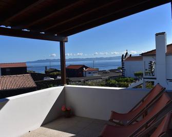 View Of The Sea. Large Private Garden - Free Wifi - São Roque do Pico - Balcony