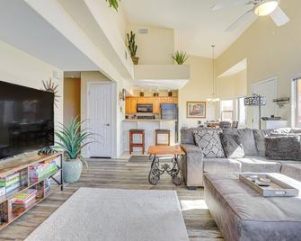 Resort Pool and Spa Access Mesquite Condo! - Mesquite - Living room