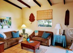 Charming Cottage in Rockley, Barbados only 5 mins Walk to Gorgeous Accra Beach! - Hastings - Living room