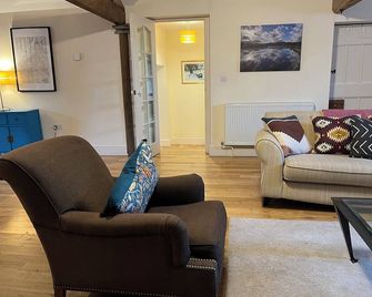 Glanhenwye Courtyard Cottages - Hereford - Living room