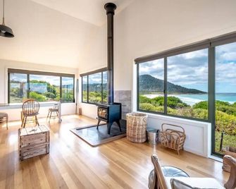 Silver Moon at Half Moon - Bicheno - Obývací pokoj