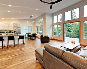 Water Views from this New Northwest Modern Home w\/ Hot Tub - Eastsound - Huiskamer