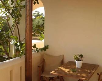 Tompras Village - Archangelos - Balcón