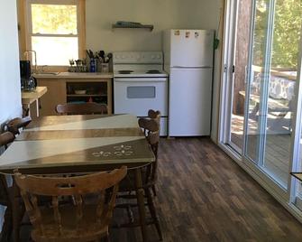 Sugar Shack- Rustic Waterfront 3 Bedroom Cottage - Milford - Comedor