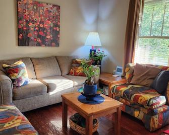 Olive's Secret Garden ~ 12 Blocks From The Stadium - Tuscaloosa - Living room